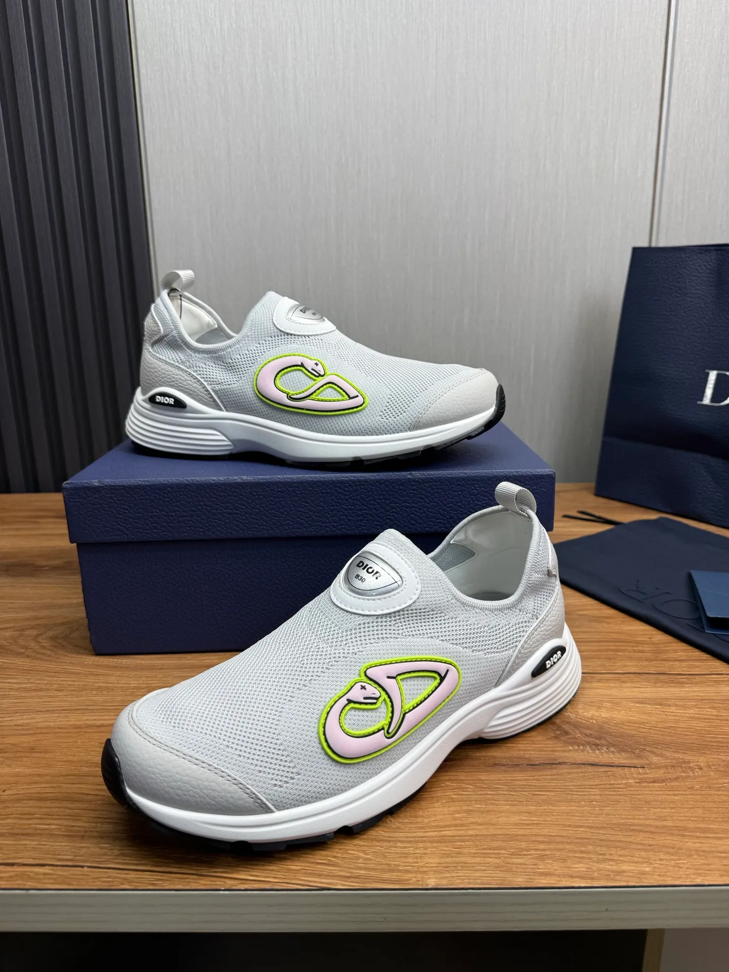 Men's shoes 💰540💰 Dior Dior B30 latest hot model shipped, original 1:1 manufacturing ▪️ Fabric: Original custom fly woven ▪️ Lining: Imported breathable mesh ▪️ Sole: Original molded non-slip outsole ▪️ Size: 38-45 (custom-made 45 non-returnable)